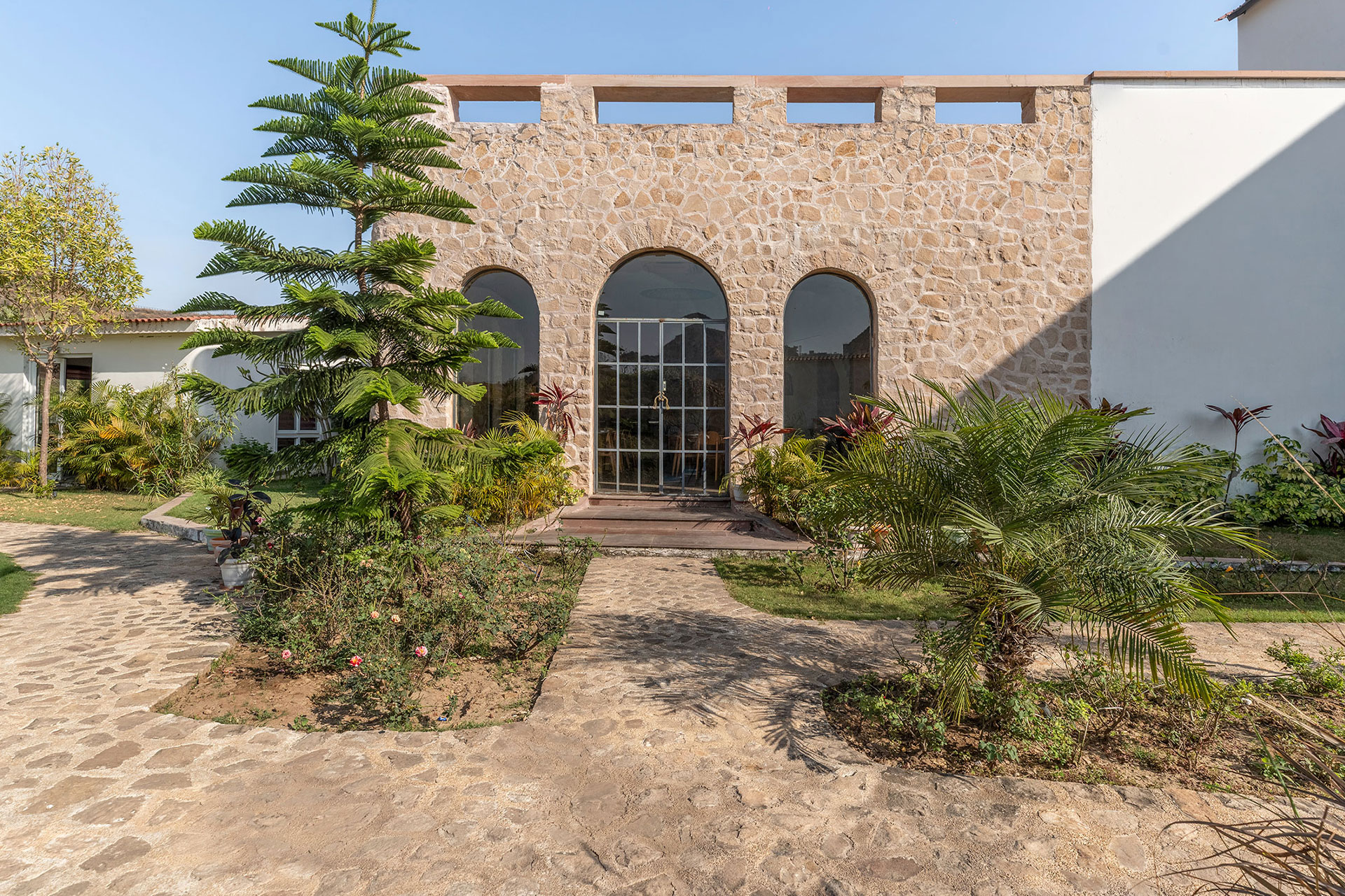 4-star-hotel-near-Kalkamata-road-Udaipur